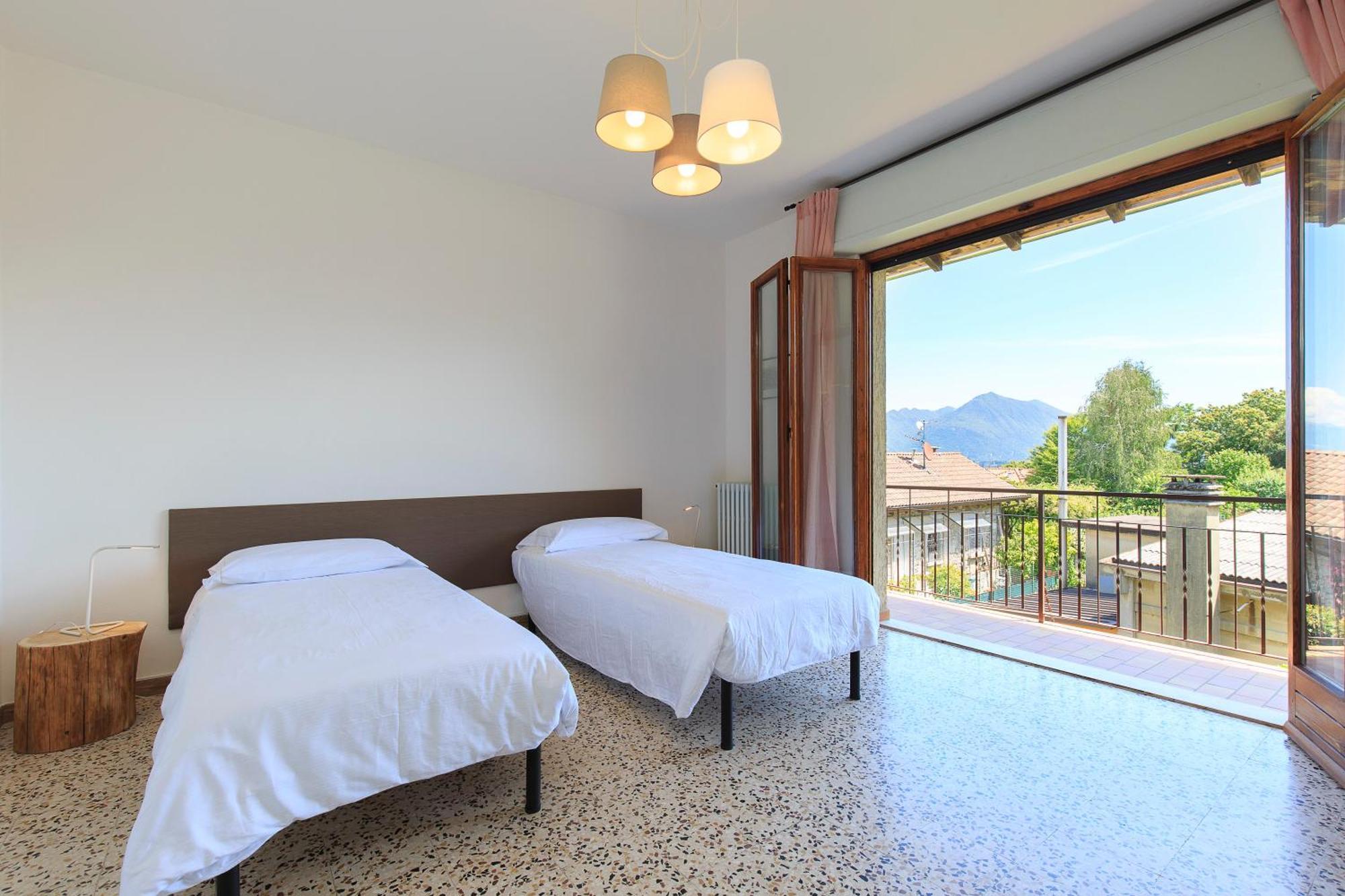 Casa Lilla - Lakeview Large Apartments With Garden Above ستريزا المظهر الخارجي الصورة